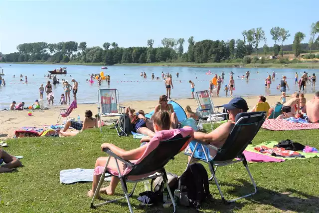 Sporo się działo w weekend na plaży w Wąsoszu w ramach akcji informacyjno-edukacyjnej pt. „Kręci mnie bezpieczeństwo nad wodą”. 

Wśród organizatorów - policja, straż pożarna, WOPR. Służby zjechały nad jezioro nie tylko z powiatu nakielskiego, ale z całego regionu m.in. z Bydgoszczy, Żnina, Włocławka, Lipna. Dla plażowiczów zorganizowano  konkursy, quizy i gry edukacyjne. Atrakcji było sporo, nie tylko dla dzieci. 

Zainteresowanie budził sprzęt prezentowany przez strażaków  i ratowników oraz - bardzo widowiskowe - pokazy ratownictwa wodnego. Dowiedzieć się można  było jak udzielać pierwszej pomocy oraz  jak korzystać z wody bezpiecznie. Nie brakowało przestróg. - W naszym województwie utonęło już 10 osób, osiem z nich było pod wpływem alkoholu - informowali plażowiczów policjanci.


Wakacyjne utonięcia. Jak zapobiec tragedii?

