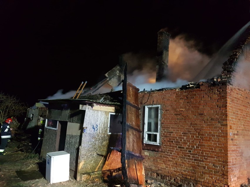 Pożar opuszczonego budynku w Białochowie pod Grudziądzem [zdjęcia]