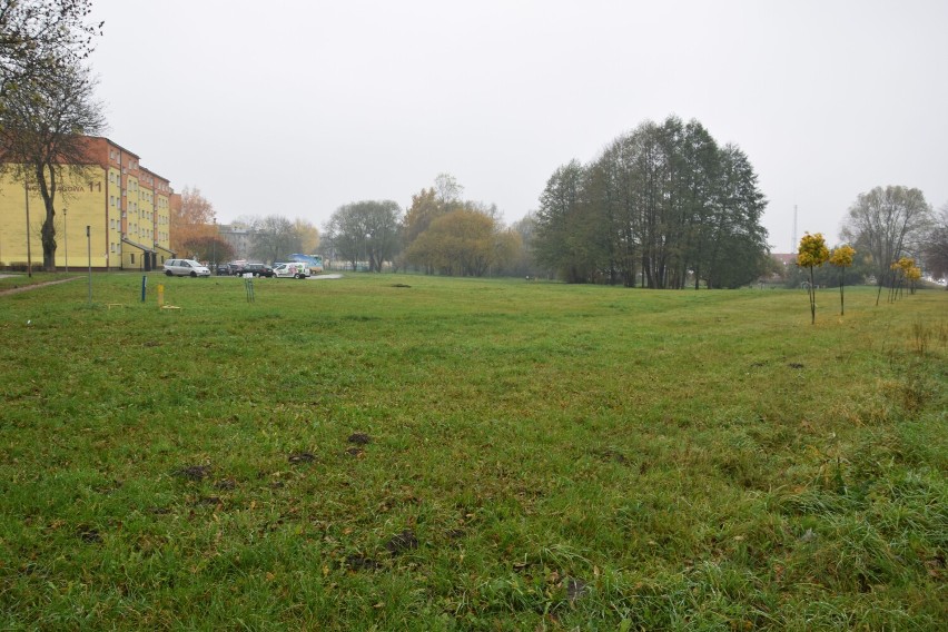 Widok na działkę u zbiegu ulic Narutowicza i Wodociągowej w...