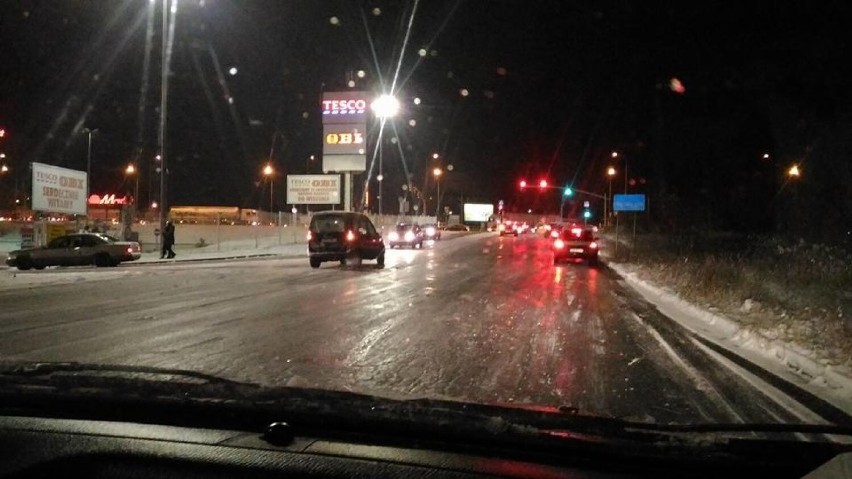 Uwaga kierowcy! ''Lodowisko'' na drogach powiatu pleszewskiego. Jest bardzo ślisko...  "Szklanka" - informują czytelnicy