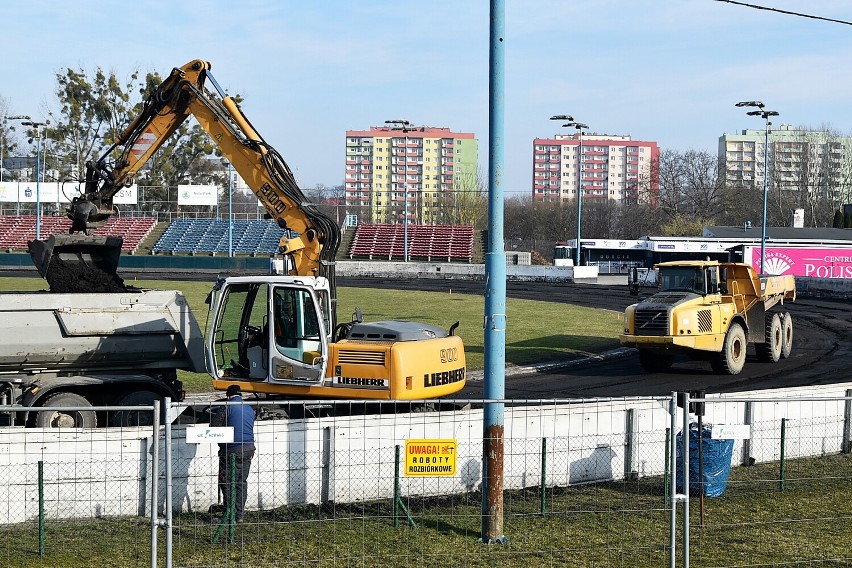 Tor żużlowy w Pile jest od kilku dni modernizowany. Zobaczcie zdjęcia z wykonywanych na nim pierwszych prac