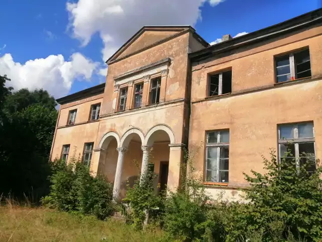 Pałac w Wierzchucinku był niegdyś własnością hrabiny Anieli Potulickiej. Budynek został wzniesiony w 2 połowie XIX wieku i znajduje się w sąsiedztwie pięknego parku i jeziora.