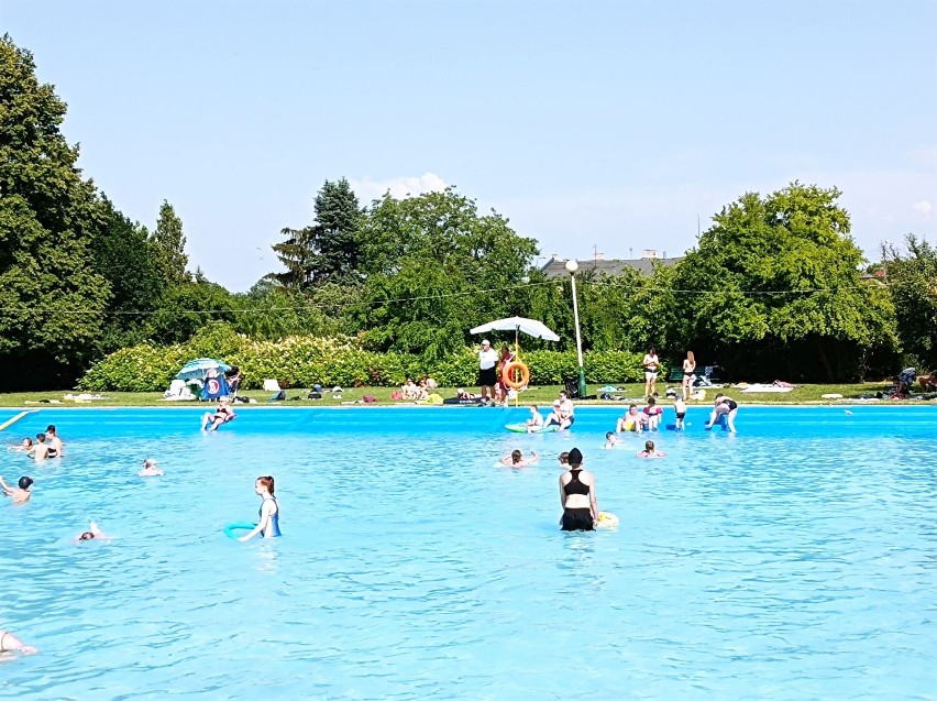 Relaks na wieluńskim basenie w tropikalny pierwszy dzień lipca FOTO