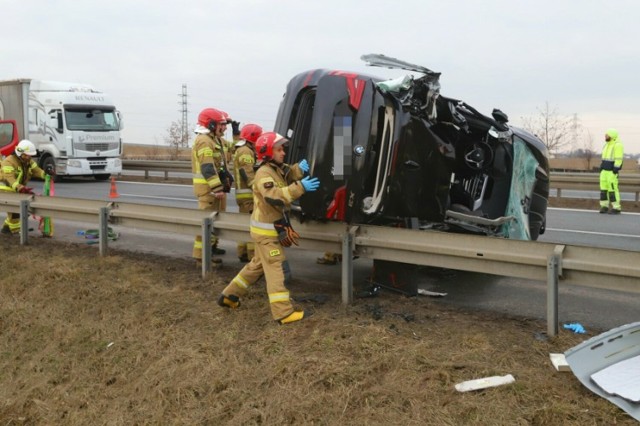 Wypadek na S8 koło Wrocławia, kierowca uwięziony w BMW