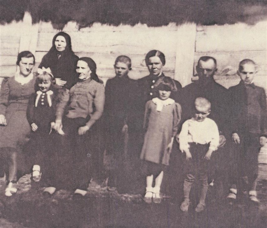 Rodzina Jakóbczaków z Huty. Zdjęcie zrobiono przed ich domem...