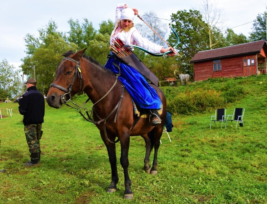 Gładyszów. Weekend pod znakiem V Lisowczykowych Harców – jubileuszowych zawodów łucznictwa konnego w Starej Cegielni