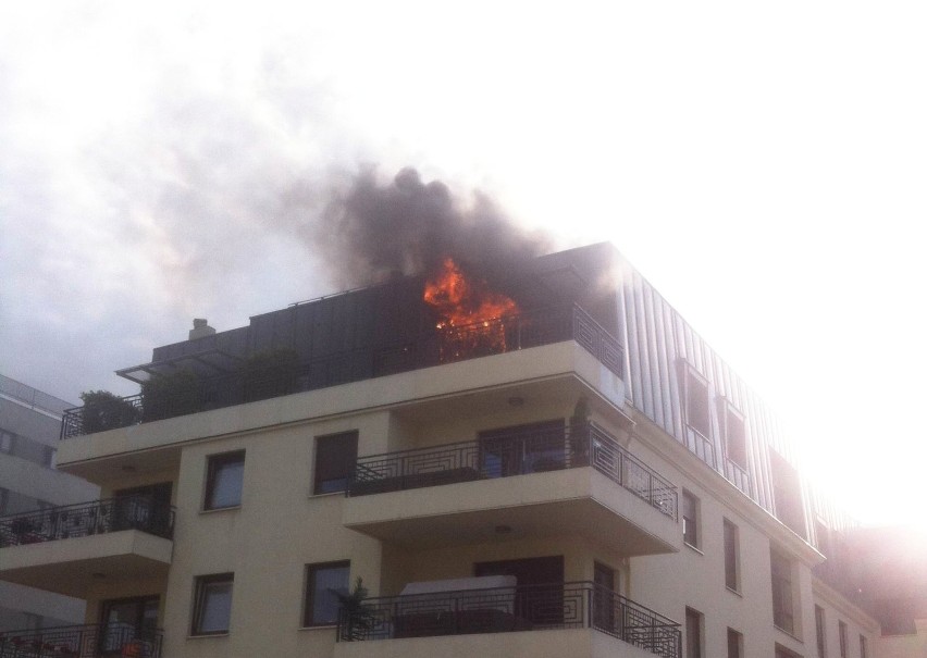 Paliło się na ostatnim piętrze budynku