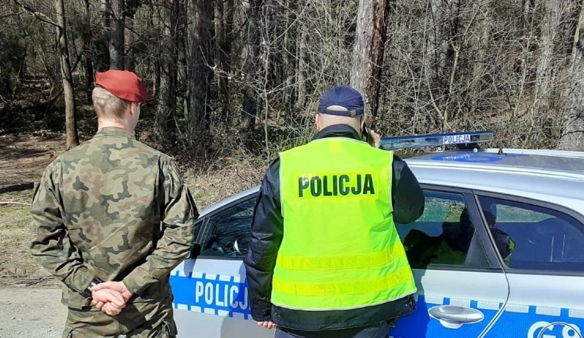 Żołnierze pomagają policjantom kontrolować poddanych kwarantannie