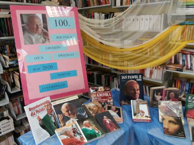 100. rocznica urodzin św. Jana Pawła II. Powiatowa Biblioteka Publiczna w Poddębicach przygotowała okolicznościową wystawę