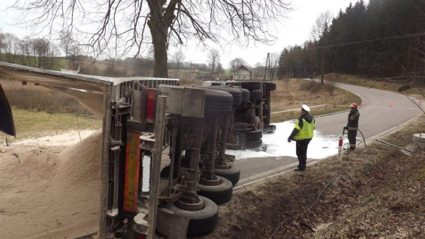 Wypadek w Kuligach. Tir wpadł do przydrożnego rowu