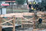 Wojskowi saperzy budują most na Obrze w Międzyrzeczu 