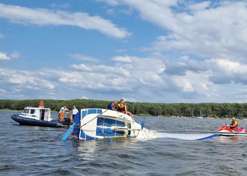 Do wywrotki łodzi żaglowej doszło na Zalewie Sulejowskim w...