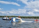 Wywrotka jachtu na Zalewie Sulejowskim w Zarzęcinie. Akcja ratunkowa WOPR, policji wodnej i strażaków - ZDJĘCIA