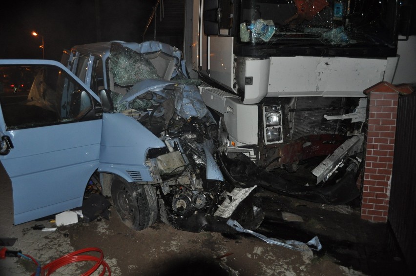 Śmiertelny wypadek w Bralinie na krajowej &quot;8&quot;. W zderzeniu trzech aut zginęło trzech mężczyzn [FOTO]