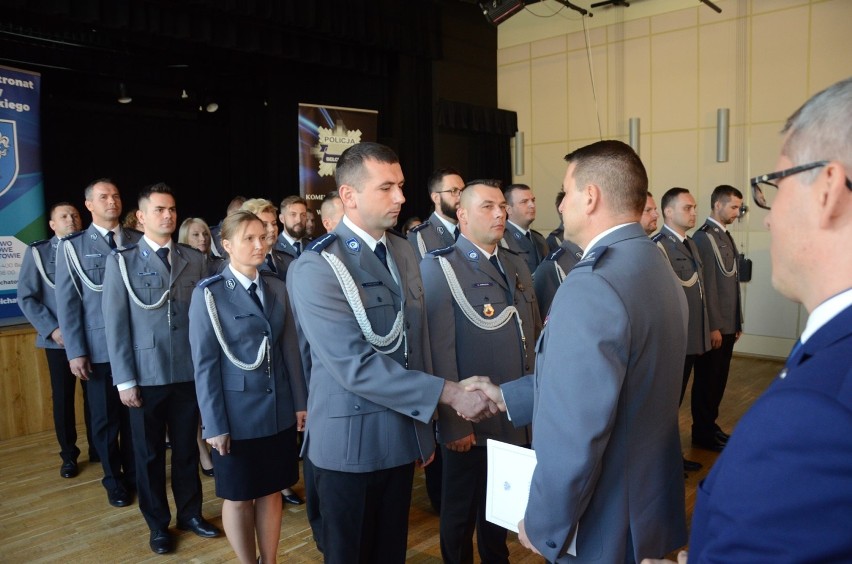 Święto policji 2018 w Bełchatowie.  Podziękowania za służbę i awanse policjantów [ZDJĘCIA]