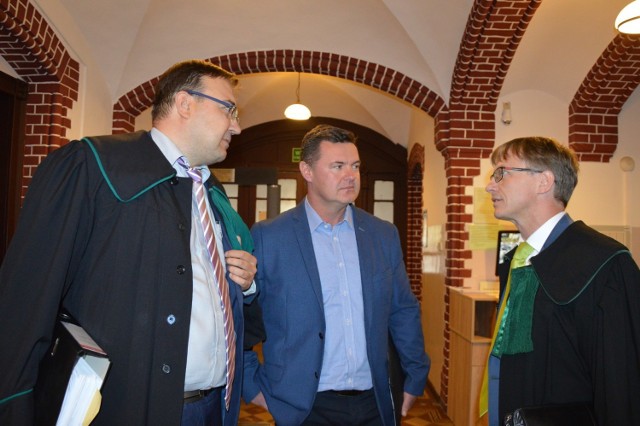 Były burmistrz Paczkowa Bogdan Wyczałkowski (w środku) nie przyszedł na ogłoszenie wyroku.