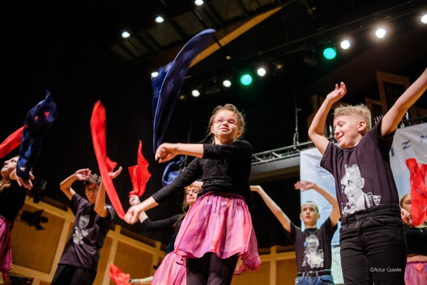 Tarnów. Festiwal "Śpiewaj z nami". Na scenie sali koncertowej "Muzyka" wystąpili mali niepełnosprawni artyści [ZDJĘCIA]