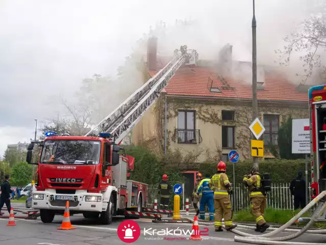 Pożar przy Prądnickiej w Krakowie. Z ogniem walczy pięć zastępów straży pożarnej