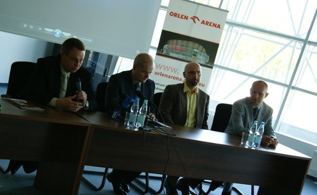 Od lewej: Krzysztof Krakowski, dyrektor Orlen Areny; Andrzej Nowakowski, prezydent  Płocka; Krzysztof Kaźmierczak, dyrektor marketingu Fundacji Marcina Gortata; Artur Burak, rzecznik prasowy Marcin Gortat Camp.