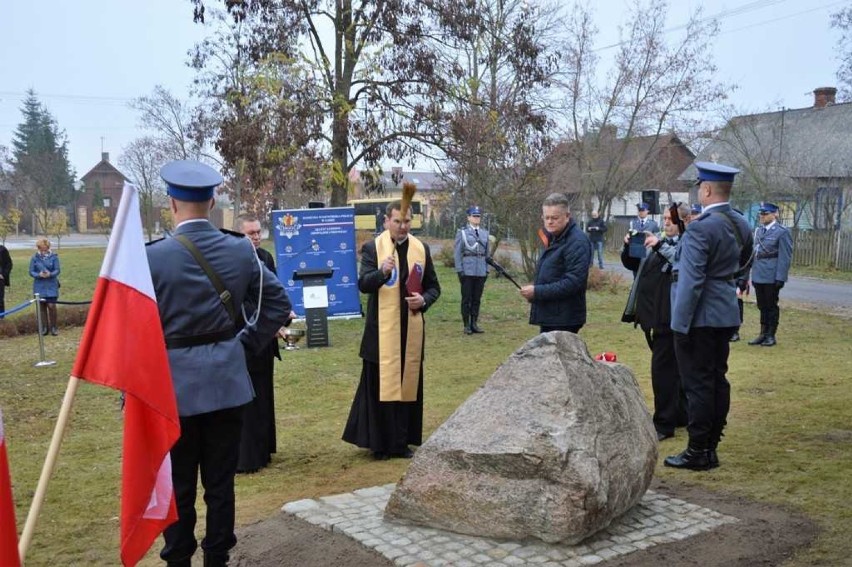 Oddali cześć i chwałę zamordowanym policjantom II RP