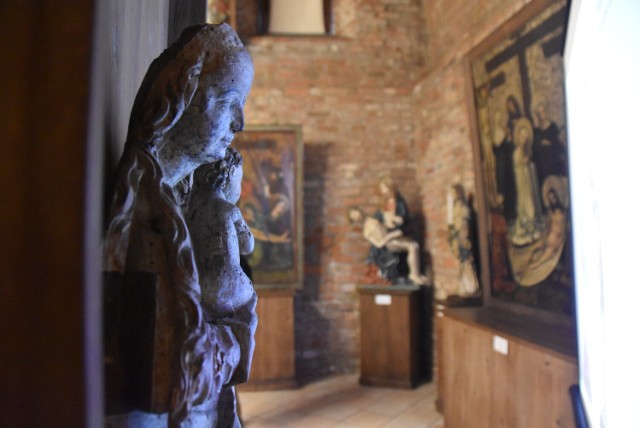 Najważniejszy dział Muzeum Diecezjalnego stanowią zabytki sztuki cechowej – gotyckiej rzeźby i malarstwa, reprezentujące tzw. szkołę krakowsko-sądecką.
