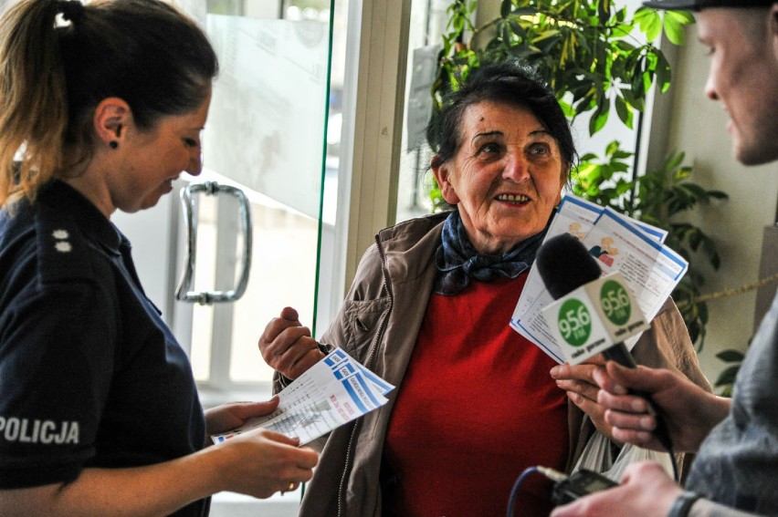 Seniorzy chcą wiedzieć jak uniknąć kłopotów.