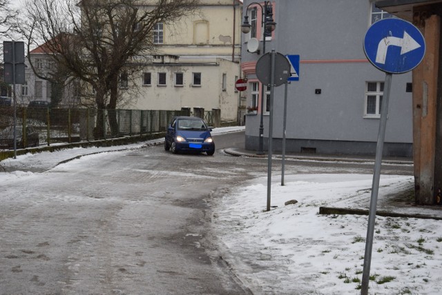 Wyjeżdżając z brukowanej części ul. Okrężnej w Świebodzinie nie mamy pierwszeństwa. Obowiązuje zasada włączania się do ruchu. 