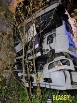 Gmina Choczewo. Samochód ciężarowy uderzył w drzewo. Droga była zablokowana |ZDJĘCIA