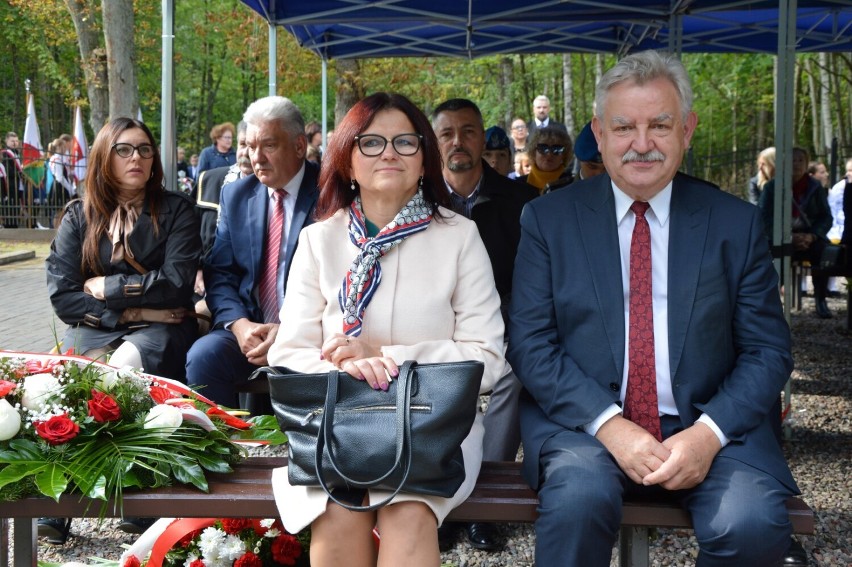 Krępa Kaszubska. Poruszający występ uczniów z Garczegorza na cmentarzu ofiar "Marszu Śmierci"