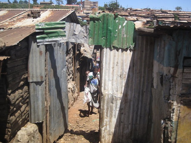 W 2006 roku 63 proc. mieszkańc&oacute;w kenijskich slams&oacute;w obawiało się o swoje bezpieczeństwo. W latach 2006-2007 statystycznie jedna osoba z każdej kenijskiej rodziny była ofiarą przemocy. Na zdjęciu kobieta z dzieckiem w Kiberze, ubogiej dzielni