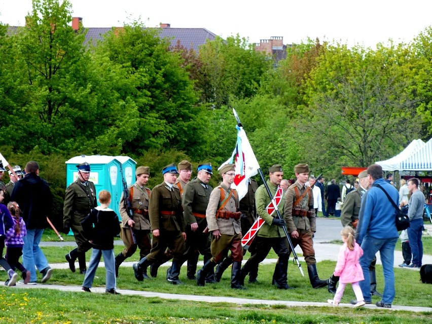 Majówka w Opolu - pokaz kadryla konnego, amazonki i kawalerzyści na osiedlu AK [zdjęcia]