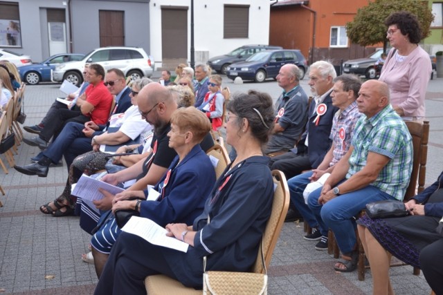 W Lipnie „Narodowe Czytanie” miało miejsce na placu Dekerta. Fragmenty „Przedwiośnia” Stefana Żeromskiego czytali przedstawiciele władz samorządowych, członkowie Lipnowskiej Grupy Literackiej, księża oraz znane osoby z życia społecznego miasta i powiatu lipnowskiego. Było to duże grono, bo blisko trzydziestoosobowe. Pieśni patriotyczne zagrały dwie mandolinistki, Irena Zdrojewska i Maria Raniszewska, a na gitarze klasycznej – Radosław Wysocki. Najważniejsze, że dopisała pogoda i w ten miły sposób można było spędzić sobotnie południe.


Więcej w „Tygodniku Lipnowskim”.



300 Plus - wszystko, co musisz wiedzieć o programie.

