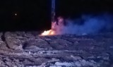 Palił się słup energetyczny koło Żukowic. Strażacy i pogotowie energetyczne w akcji
