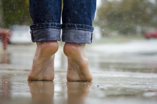 Okolice kostki są często nieochronione w czasie spaceru. Tam, gdzie kończy się nogawka, a zaczyna but lub skarpetka pozostaje partia cienkiej skóry, którą lubują kleszcze.