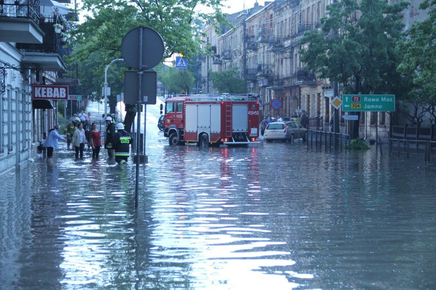 Podpisano umowę na budowę nowego kanału deszczowego w Brzezinach. Czy inwestycja uwolni miasto od ciągłych podtopień?