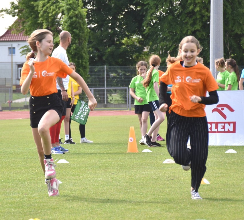 Malbork. Kolejna akcja "ORLEN z podwórka na bieżnię". Dzieciaki z podstawówek znów ścigały się na Stadionie Miejskim