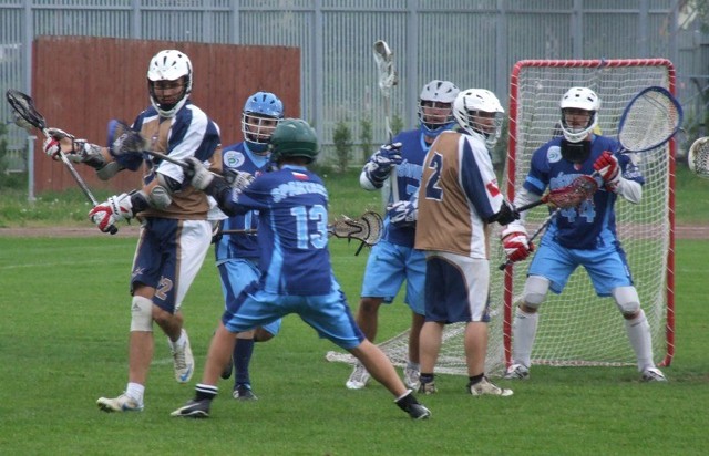 W meczu ekstraklasy lacrosse, rozegranym w Oświęcimiu, było dużo walki, ale ostateczni miejscowy Spartans ulegli Poznań Hussars 3-5.