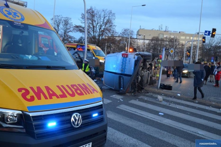 Zderzenie radiowozu z osobowym suzuki. 24-letni policjant ukarany mandatem [nowe informacje, zdjęcia]