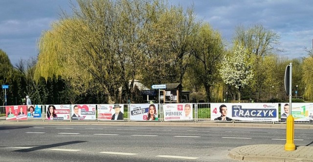 Zgodnie z prawem, banery wyborcze muszą zniknąć z przestrzeni publicznej. W Czerwionce-Leszczynach proponują, żeby zrobić z nich użytek i pomóc zmagającej się z wojną Ukrainie. (zdjęcie poglądowe).