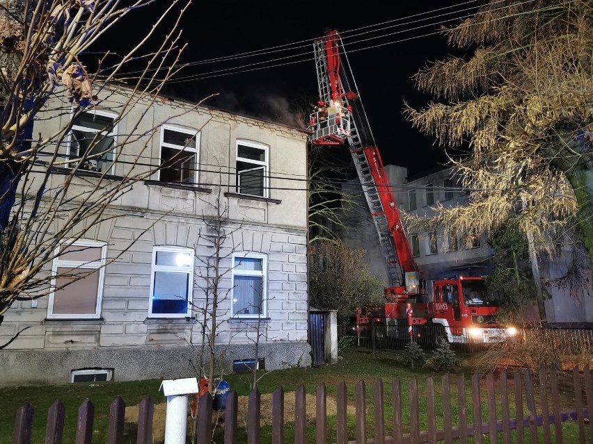 Nocny pożar w budynku wielorodzinnym w Skomlinie ZDJĘCIA