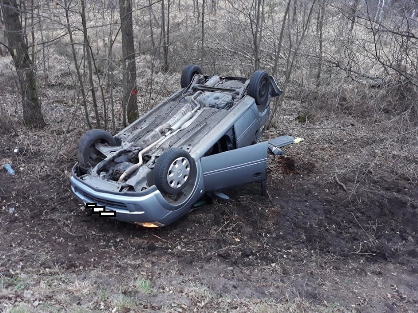 Wypadek na trasie Grodzisk- Nowy Tomyśl. Osobówka zderzyła się z tirem [ZDJĘCIA]