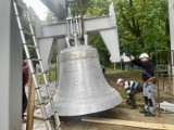 Ludwisarze z Przemyśla odlali Vox Dei, jeden z najcięższych dzwonów w Polsce. Trafił do kościoła w Ustroniu [ZDJĘCIA]