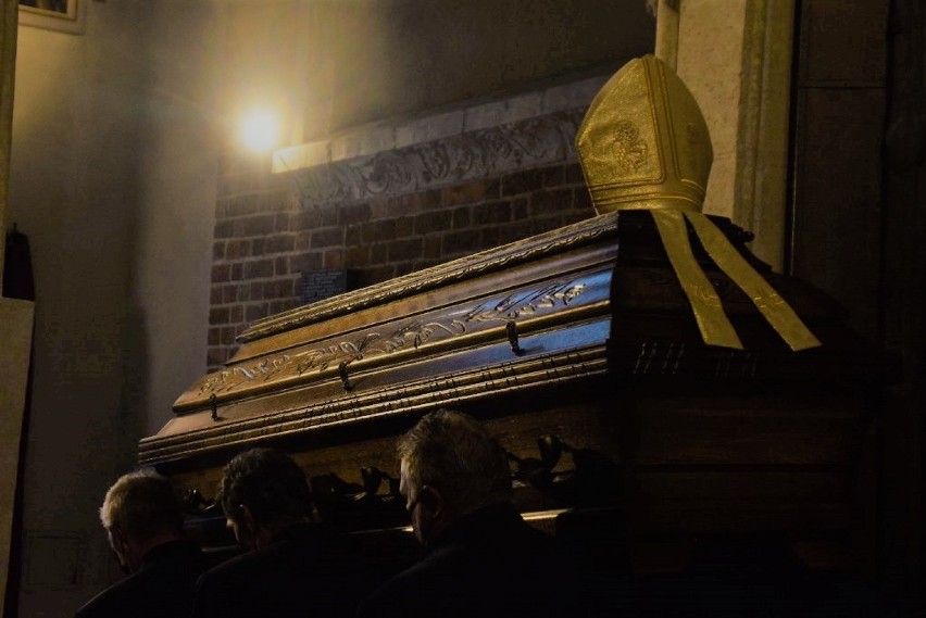 Biskup Bogdan Wojtuś został pochowany na cmentarzu św....