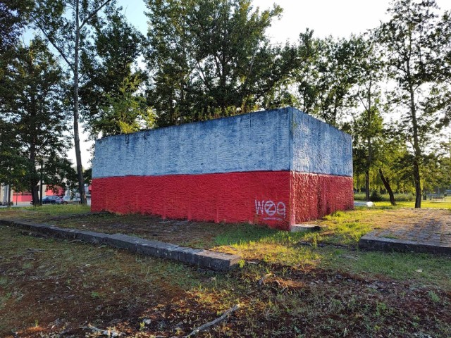 Cokół - pozostałość po zdemontowanym pomniku Koniewa przy os. Widok - został ostatnio przemalowany z barw ukraińskich w barwy polskie