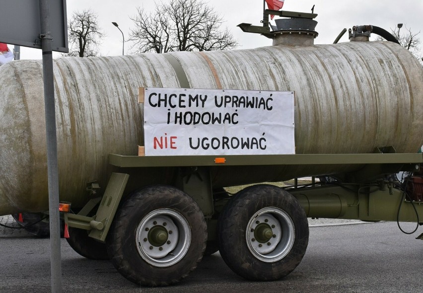 Trwa ogólnopolski protest rolników. W Człuchowie ponad 100 ciągników wyruszyło na ulicę, utrudnienia potrwają do 18.00
