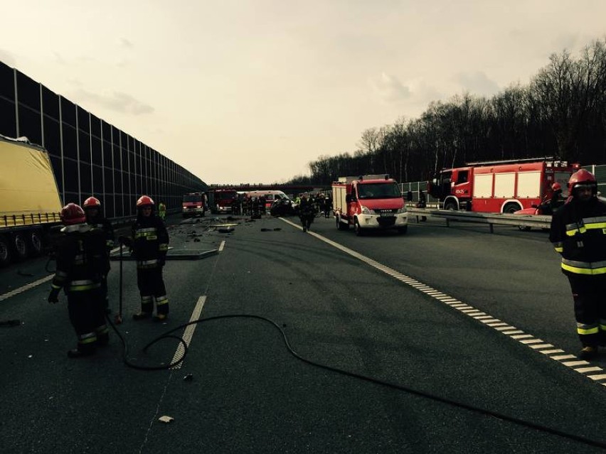 Bytom: Wypadek na A1. Kierunek Wieszowa-Bytom zamknięty. Zginął kierowca osobówki