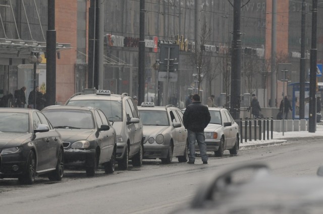 Parking taksówek na ul. Pawiej. Zdjęcie archiwalne.