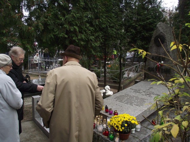 Jelenia Góra - cmentarz, dzień wszystkich świętych, święto zmarłych.