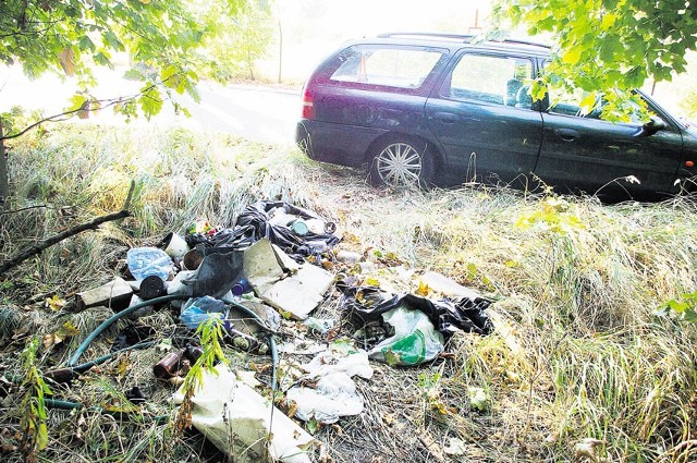 Rozrzucone śmieci można znaleźć tuż przy wjeździe do zajezdni.