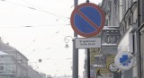Kraków. Przy Kalwaryjskiej zniknęły tablice umieszczone pod znakami zakazu zatrzymywania się